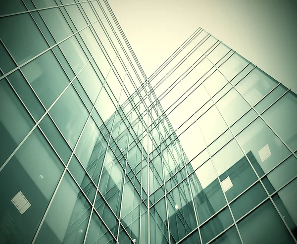 Vista prospectiva de rascacielos de edificios de gran altura de vidrio en las cercanías — Foto de Stock