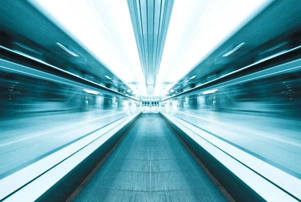 Symmetrische bewegende blauwe roltrap binnen hedendaagse luchthaven — Stockfoto