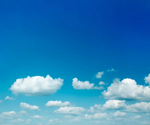 Nuvole sparse nel cielo blu — Foto Stock