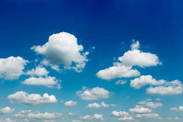 蓝蓝的天空中的抽象云 — 图库照片