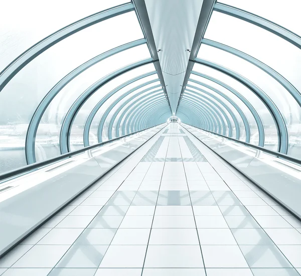 Breiter geräumiger Korridor in zeitgenössischem Flughafengang — Stockfoto