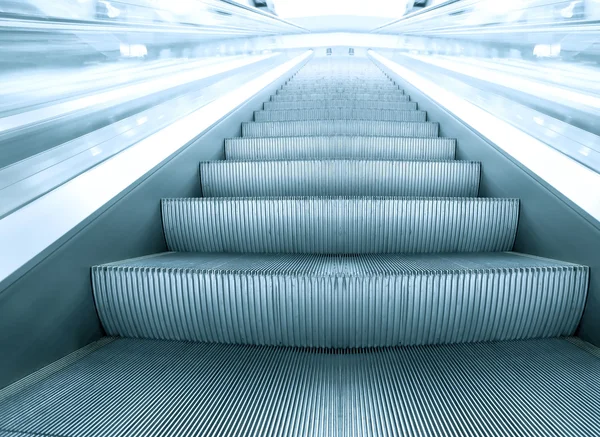 Escalera mecánica azul en movimiento — Foto de Stock