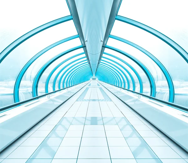 Amplo corredor espaçoso na passarela do aeroporto contemporâneo — Fotografia de Stock