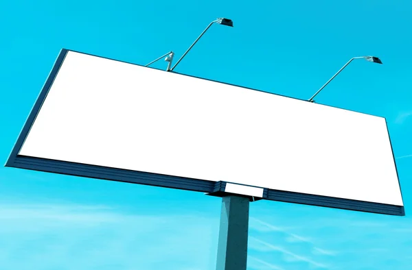 Grand panneau d'affichage blanc sur ciel nuageux bleu — Photo