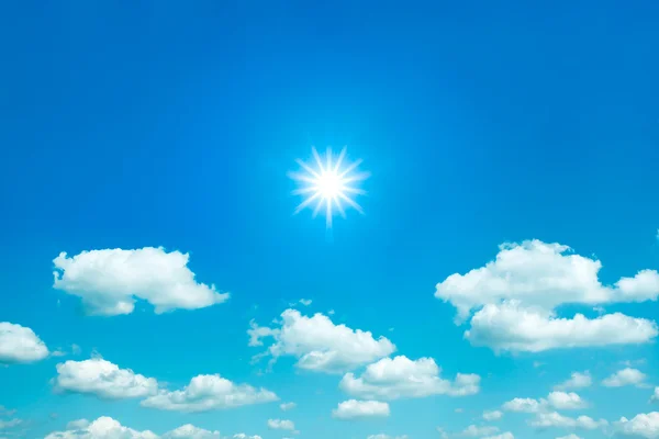 Sol y hermosas nubes dispersas en el cielo azul — Foto de Stock