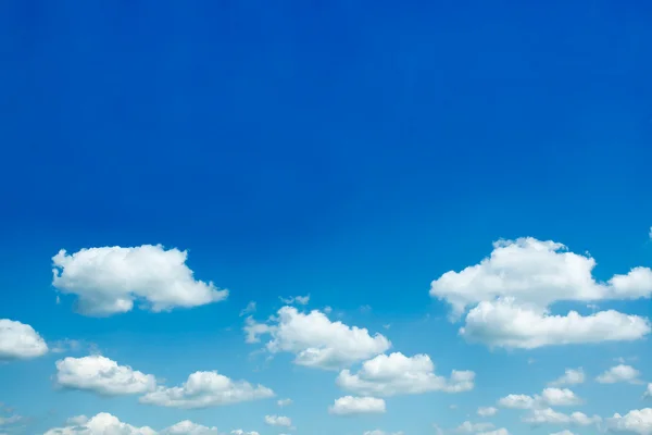 Belle nuvole sparse nel cielo blu — Foto Stock