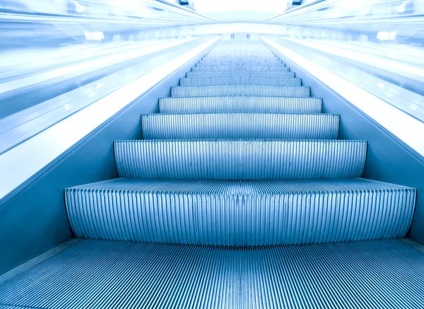 Hareket halinde mavi yürüyen merdiven — Stok fotoğraf