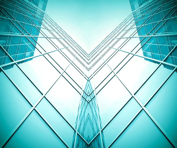 Symmetrische Wand eines Glasgebäudes im Dunst — Stockfoto