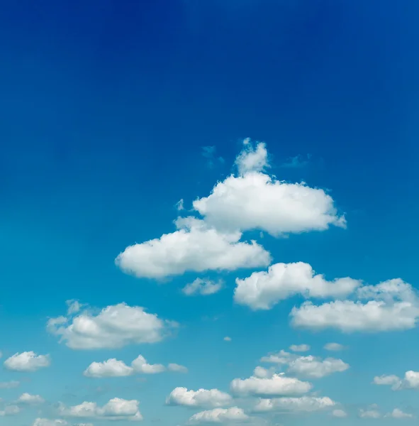 Abstraktní mraky na modré obloze — Stock fotografie