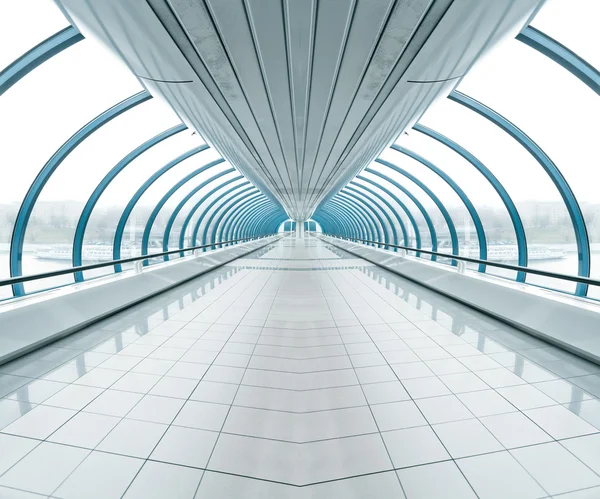 Espaçoso corredor transparente diminuindo — Fotografia de Stock