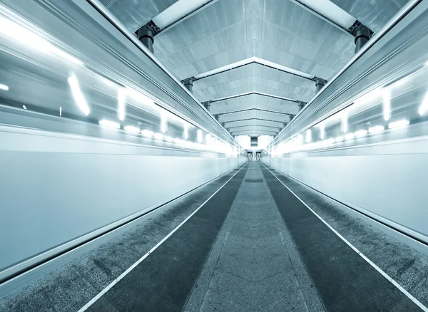 Trens em movimento rápido na plataforma subterrânea — Fotografia de Stock