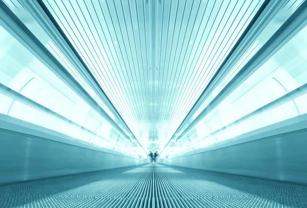 Symmetriska flytta blå rulltrappa inne modern flygplats — Stockfoto