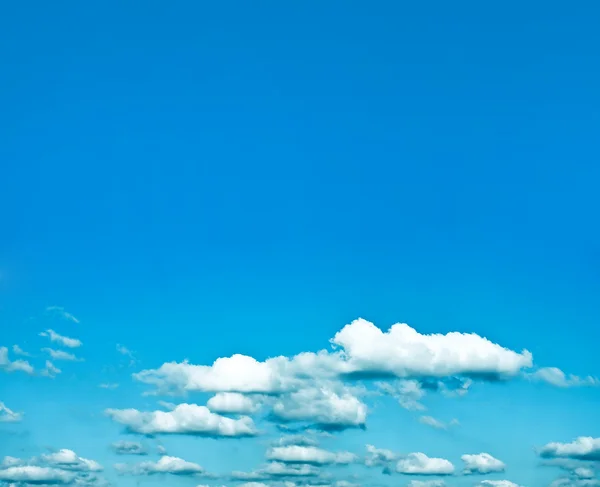 在蓝蓝的天空稀疏云 — 图库照片