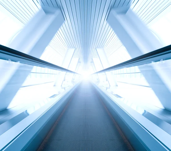 現代的なエアコンの内部対称のエスカレーターの移動の広角 — ストック写真