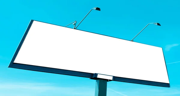 青い空の上の空白の大きな看板 — ストック写真