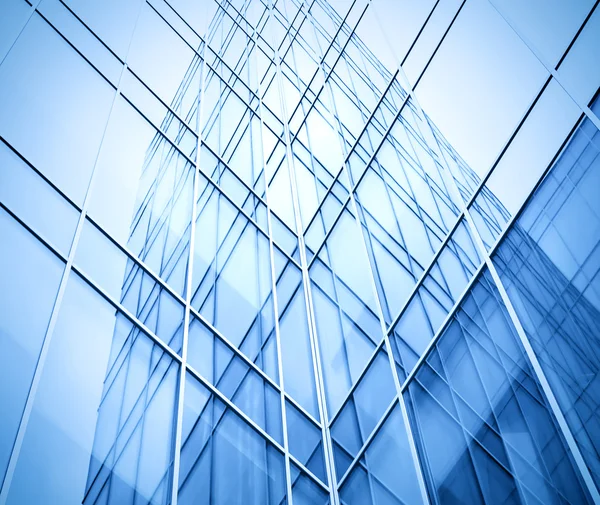 Красивое отражение в стеклянной стене современных небоскребов — стоковое фото