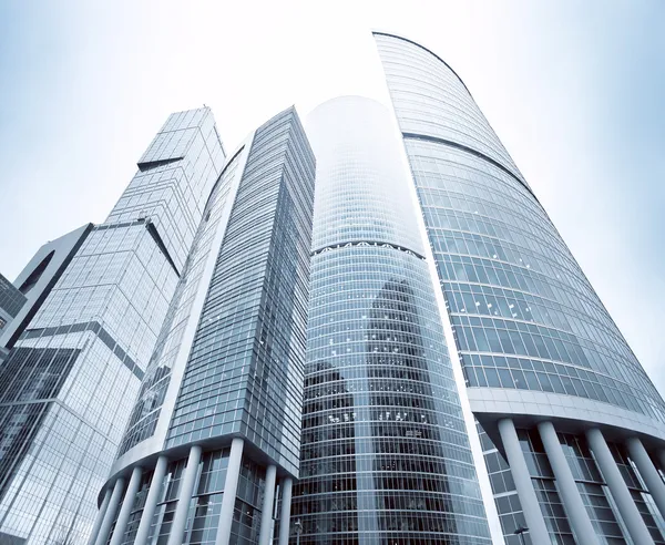 Estructura futurista de rascacielos de oficinas por la mañana — Foto de Stock