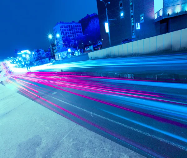 Natt trafik genom samtida centrala — Stockfoto