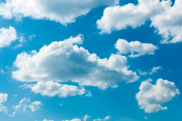 美丽的蓝天和稀疏白色云彩的全景视图 — 图库照片