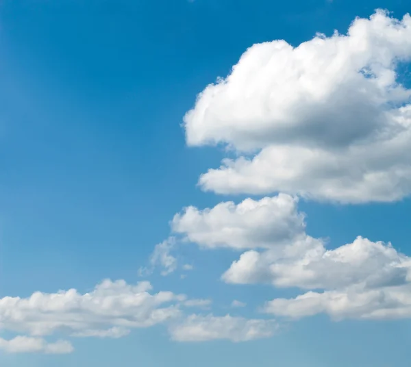 Панорамный вид на красивое голубое небо и редкие белые облака — стоковое фото