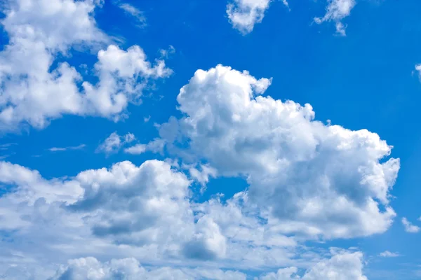 Gyönyörű kék égbolt, a felhők — Stock Fotó