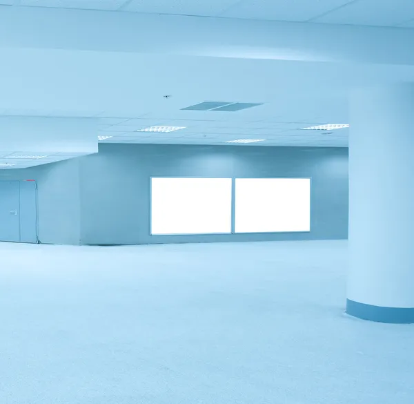 Blauwe zakelijke zaal met witte borden — Stockfoto