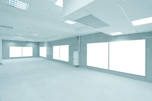 Moderne zaal met witte borden — Stockfoto