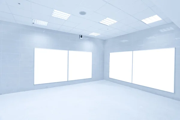 Сучасний зал з білими плакатами — стокове фото