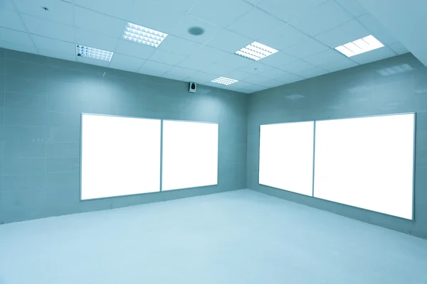 Современный зал с белыми плакатами — стоковое фото