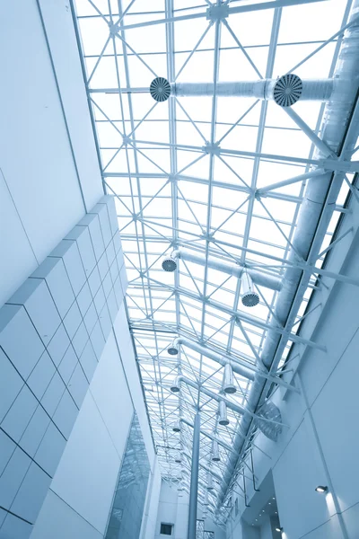 Moderna taket inne Kontor center — Stockfoto