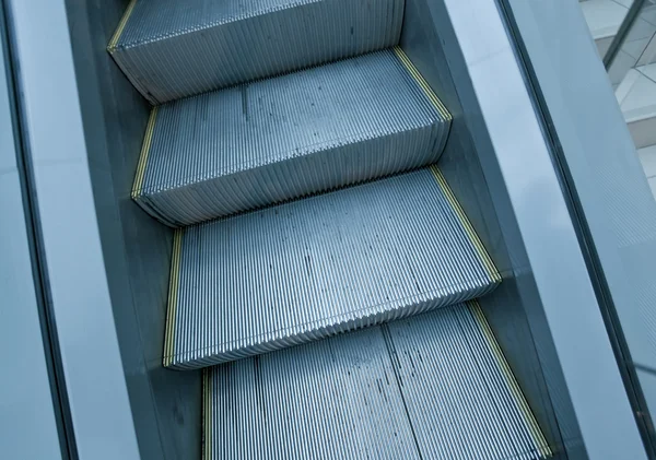 Modrá kroky obchod eskalátor chodník — Stock fotografie