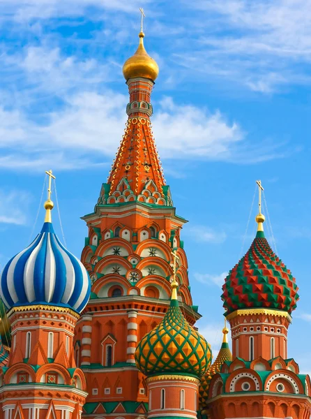 Cupolas de la Catedral de San Basilio en la Plaza Roja, Moscú, Rusia — Foto de Stock