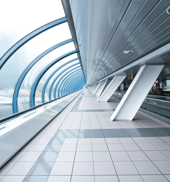 Amplo corredor espaçoso na passarela do aeroporto contemporâneo — Fotografia de Stock