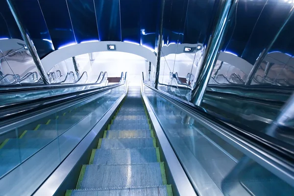 Salão de negócios com escadas rolantes — Fotografia de Stock