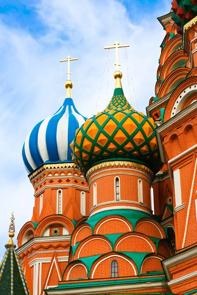 Kırmızı kare, moskova, rusya ile ilgili aziz Basil Katedrali arasında kubbeler — Stok fotoğraf