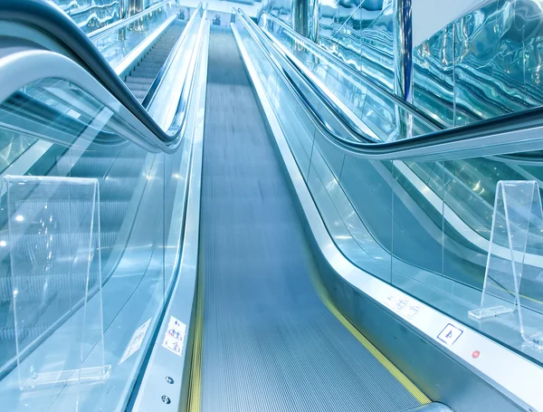 Azul moderno escada rolante no centro de negócios — Fotografia de Stock