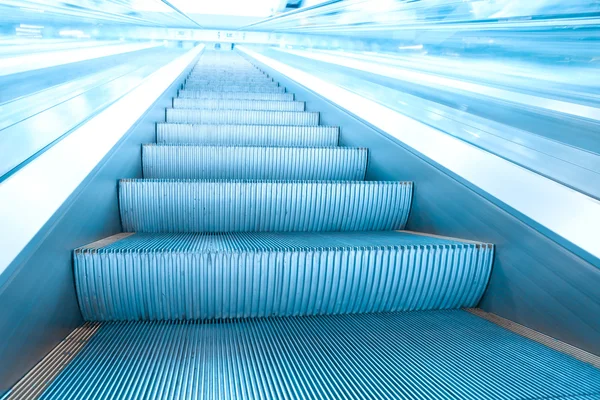 Escaladeira azul em movimento — Fotografia de Stock