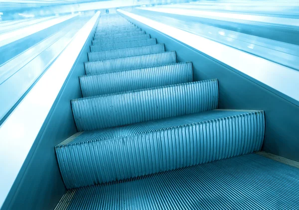 Escalones de escalera mecánica en el centro de negocios —  Fotos de Stock