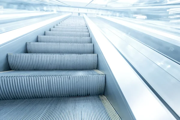 Escaleras mecánicas en edificio moderno — Foto de Stock