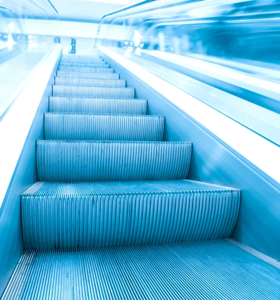 Escalera mecánica azul en la sala de negocios — Foto de Stock
