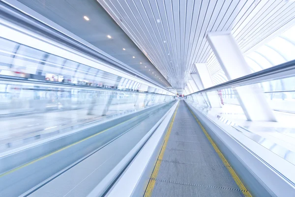 Futurystycznych schodów ruchomych wewnątrz współczesny Lotnisko — Zdjęcie stockowe