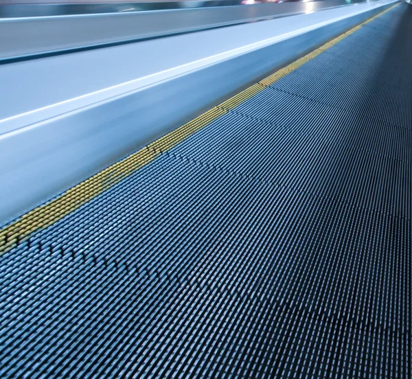 Abstracto rayado textura de movimiento escalera mecánica primer plano — Foto de Stock