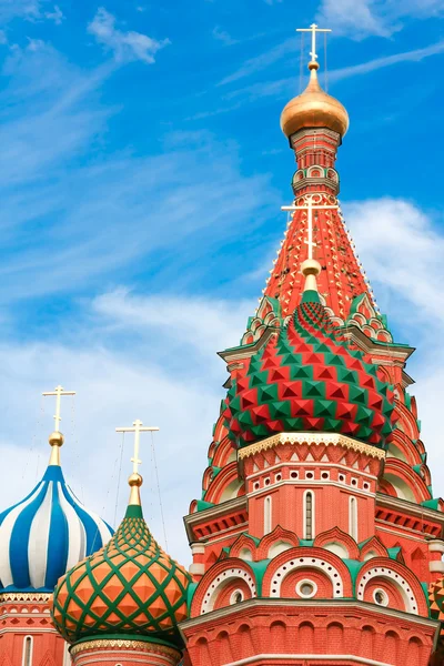 Kupoler av berömda huvudet av St basil katedralen på Röda torget, — Stockfoto