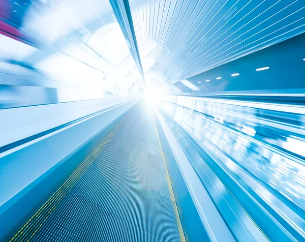 Blå konsistens av samtida rulltrappa i businesscenter — Stockfoto