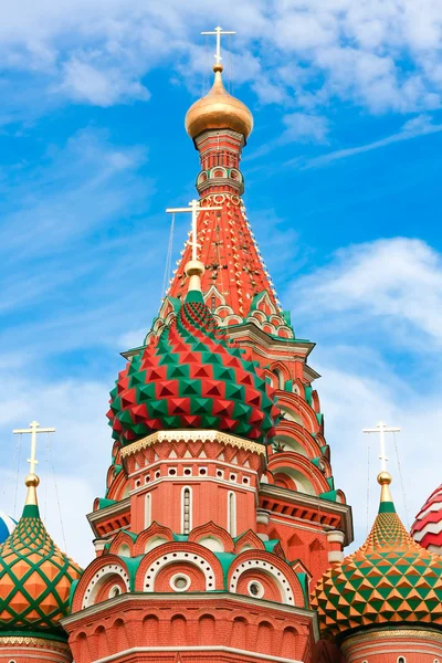 Koepels van de beroemde hoofd van Sint Basiliuskathedraal op het Rode plein, — Stockfoto