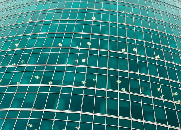Grüne transparente Glaswand eines Bürogebäudes — Stockfoto