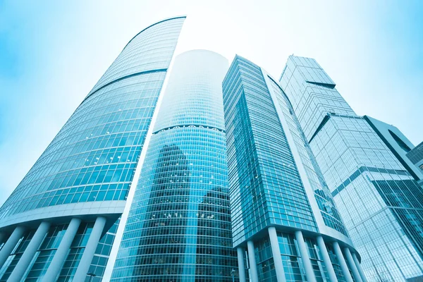 Estrutura futurista de arranha-céus de escritório de manhã — Fotografia de Stock