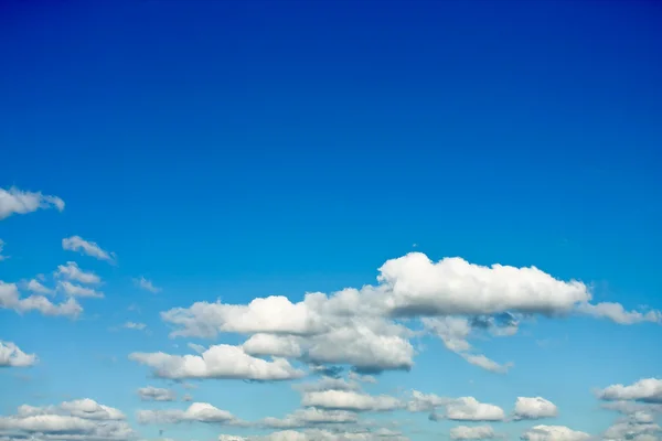 ท้องฟ้าสีฟ้าที่สวยงามและเมฆสีขาวหยาบ — ภาพถ่ายสต็อก