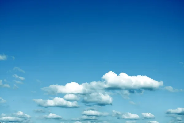 Красива блакитна стрічка з хмарами — стокове фото