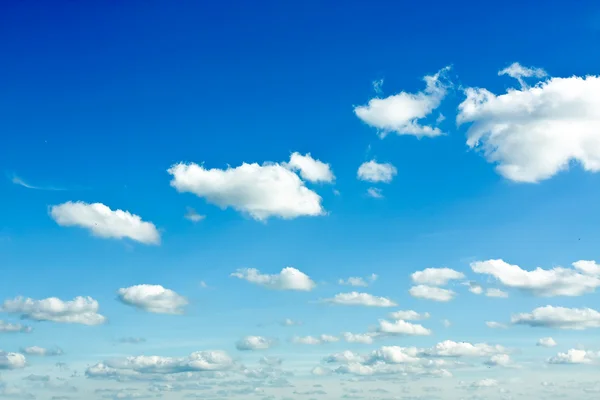 美丽的蓝天和稀疏白色云彩 — 图库照片